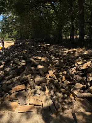 Bois de chauffage mélangé prêt à brûler