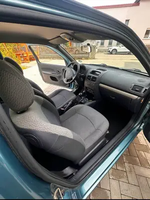 Lot de deux Renault Clio II 1.2 16V de 2002 et 2004, bon état général contrôle technique à jour - Miniature 2