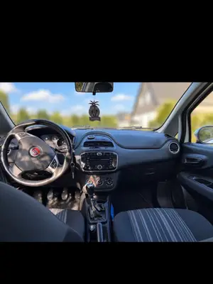 Fiat Punto très propre esthétiquement et mécaniquement, à récupérer en Allemagne - Miniature 4