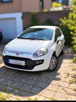 Fiat Punto très propre esthétiquement et mécaniquement, à récupérer en Allemagne - Miniature 3