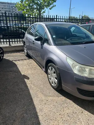 Voiture Citroën C4 - Miniature 4