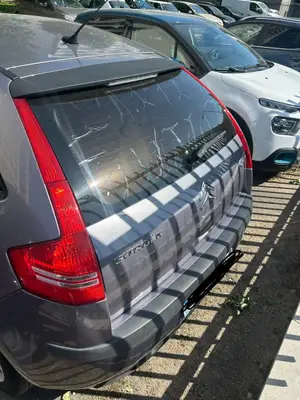 Voiture Citroën C4 - Miniature 2
