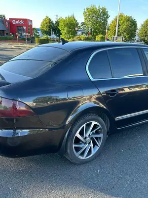  Skoda Superb Ambition 2.0 TDI 140 2011 - Miniature 5
