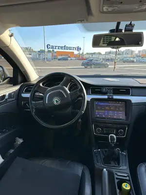  Skoda Superb Ambition 2.0 TDI 140 2011 - Miniature 8