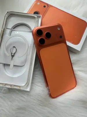 iPhone 17 Pro Max avec facture et accessoire - Miniature 2
