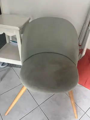 Chaise à réparer, une patte partiellement détachée