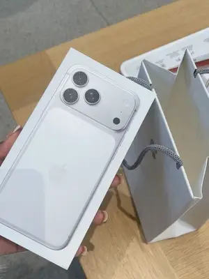 iPhone 17 Pro Max en très bon état avec reçu - Miniature 4