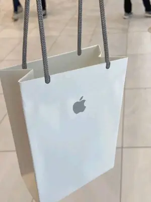 iPhone 17 Pro Max en très bon état avec reçu - Miniature 2