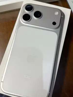 iPhone 17 Pro Max en très bon état avec reçu - Miniature 3