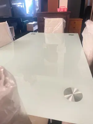 Table avec 6 chaises - Neuve à bon prix