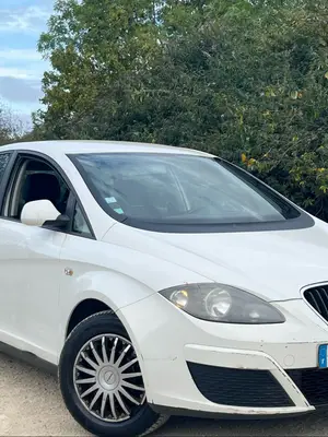 Seat Altea de 2011 en très bon état général, avec plusieurs pièces neuves