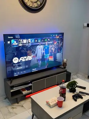 Téléviseur écran plat d’environ 55 pouces, utilisé avec une PS5