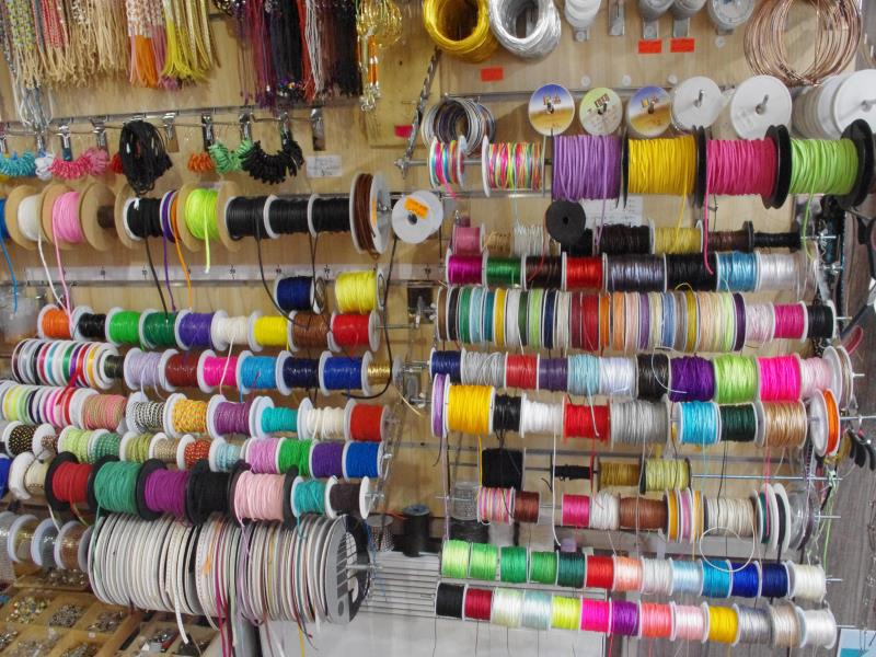 Lot de perles de verre et apprêts pour création de bijoux