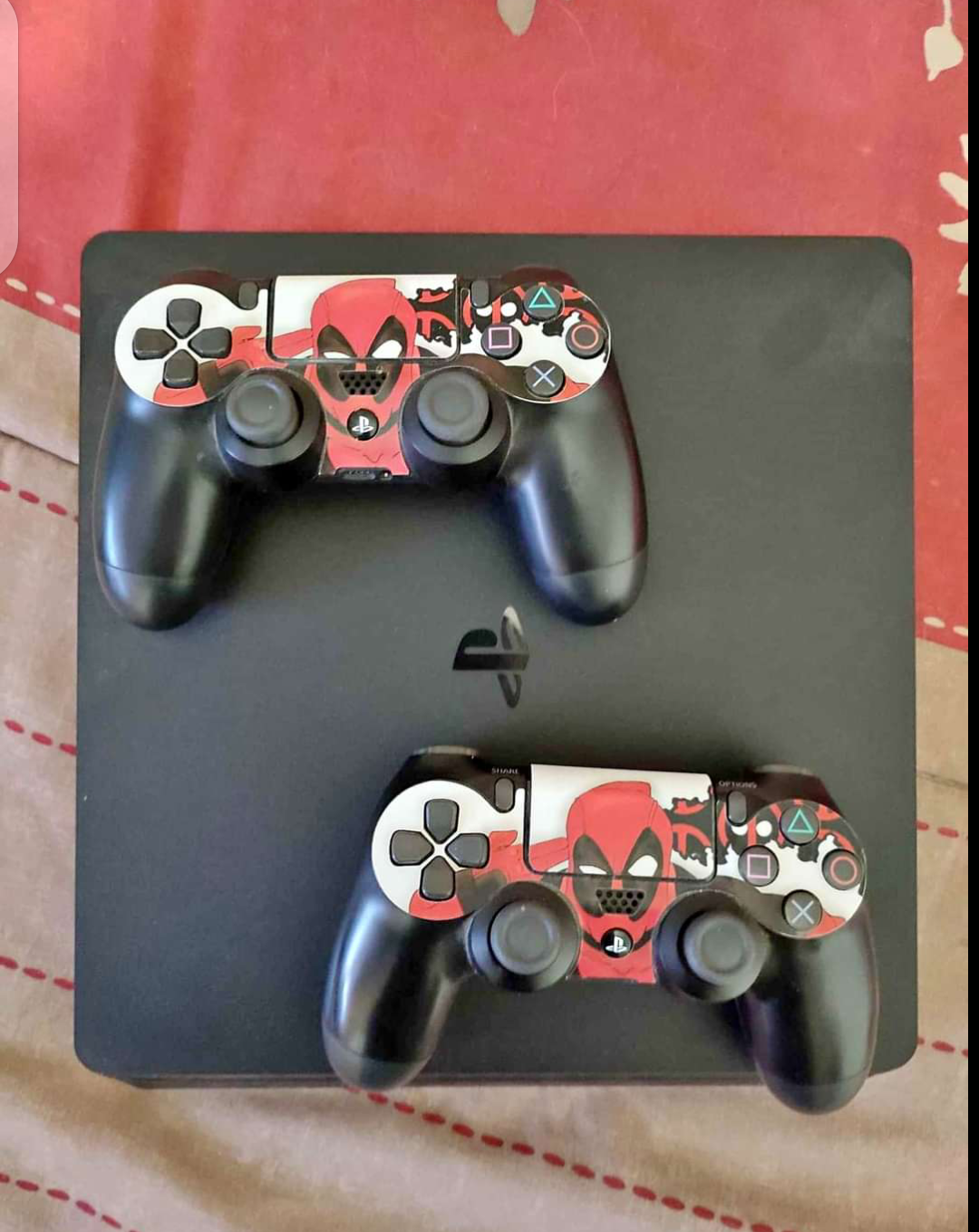 PS4 avec 2 manette et 8 jeux
