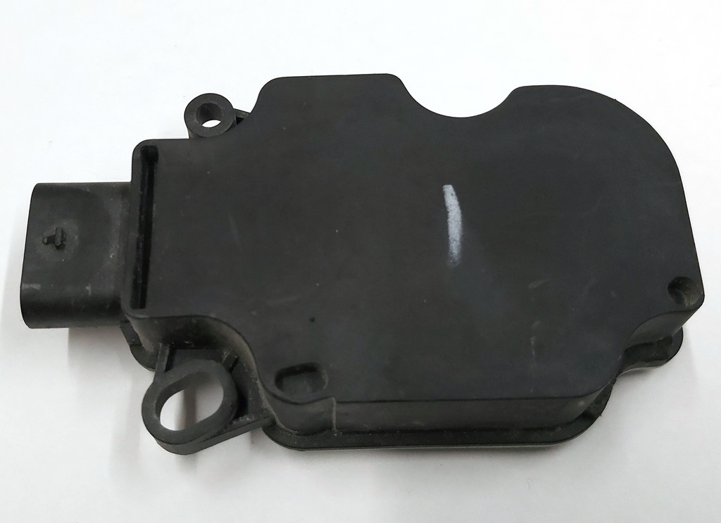 Module de commande d'ouverture de grille de ventilation (radiateur central) droite endommagé Tesla  