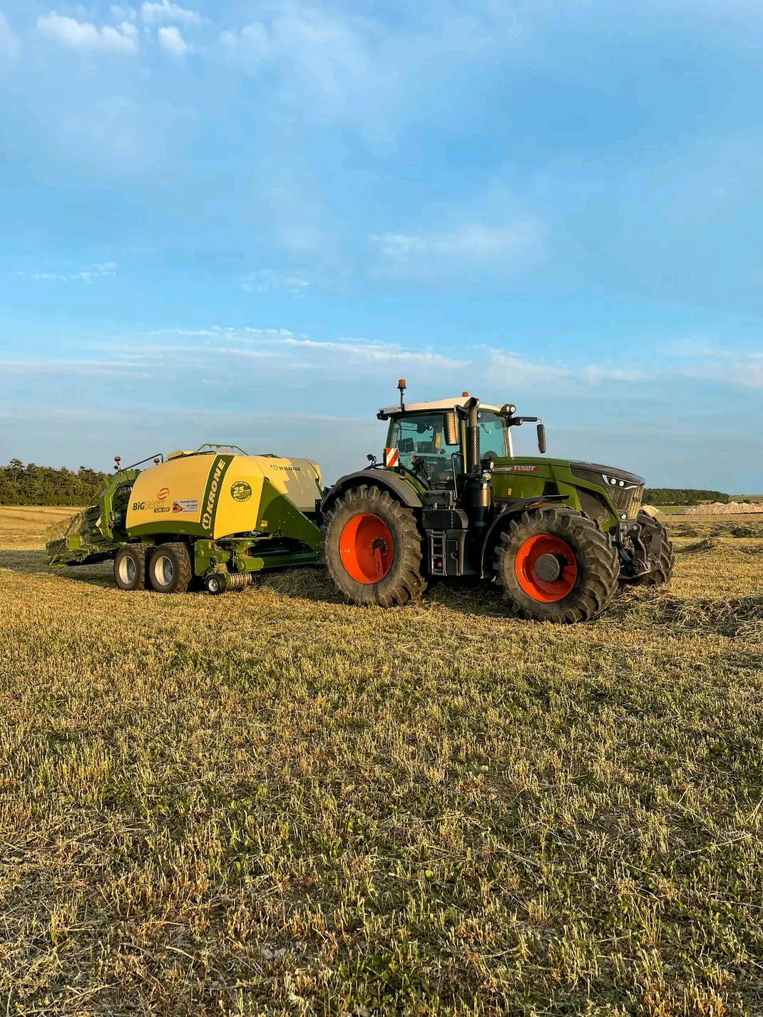 Miniature Demi Agricole tracteur Universal Hobbies Fendt 724 Vario 1:3
