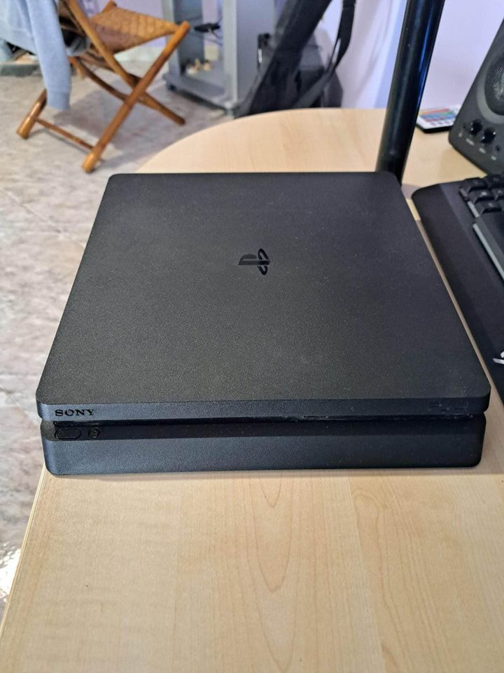 Bonjour je vend ma PS4 garantie 1 an
