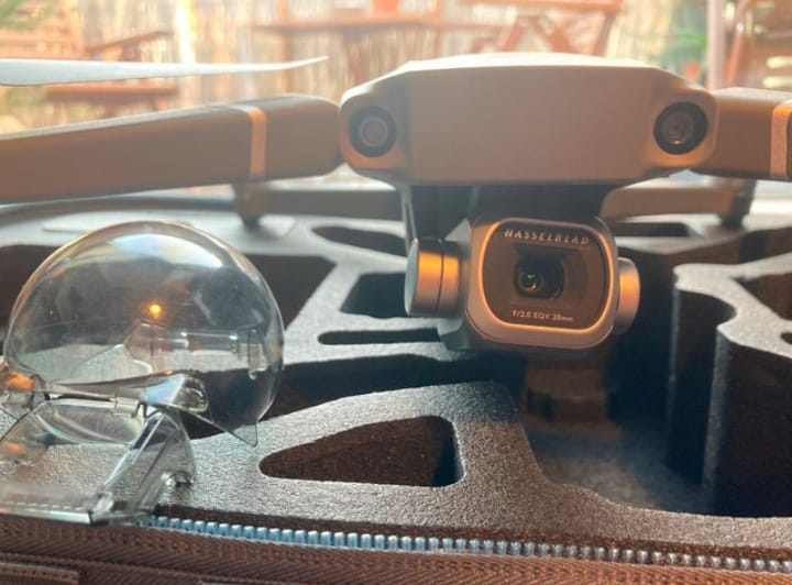 Je vends mon drone bien-aimé Mavic 2 Pro. Il est en bon état et fonctionne parfaitement.