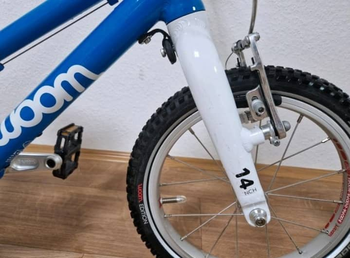 Vélo Woom 2 bleu en très bon état et fonctionne parfaitement