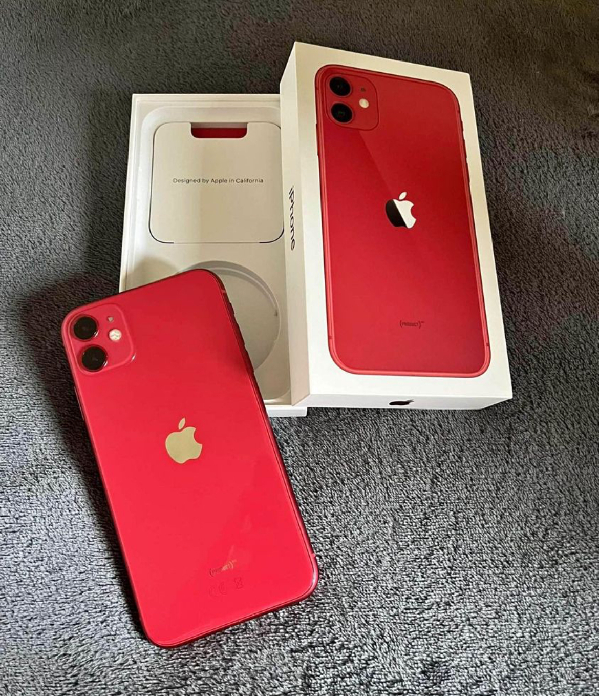iPhone 11 rouge avec boîte et accessoires
