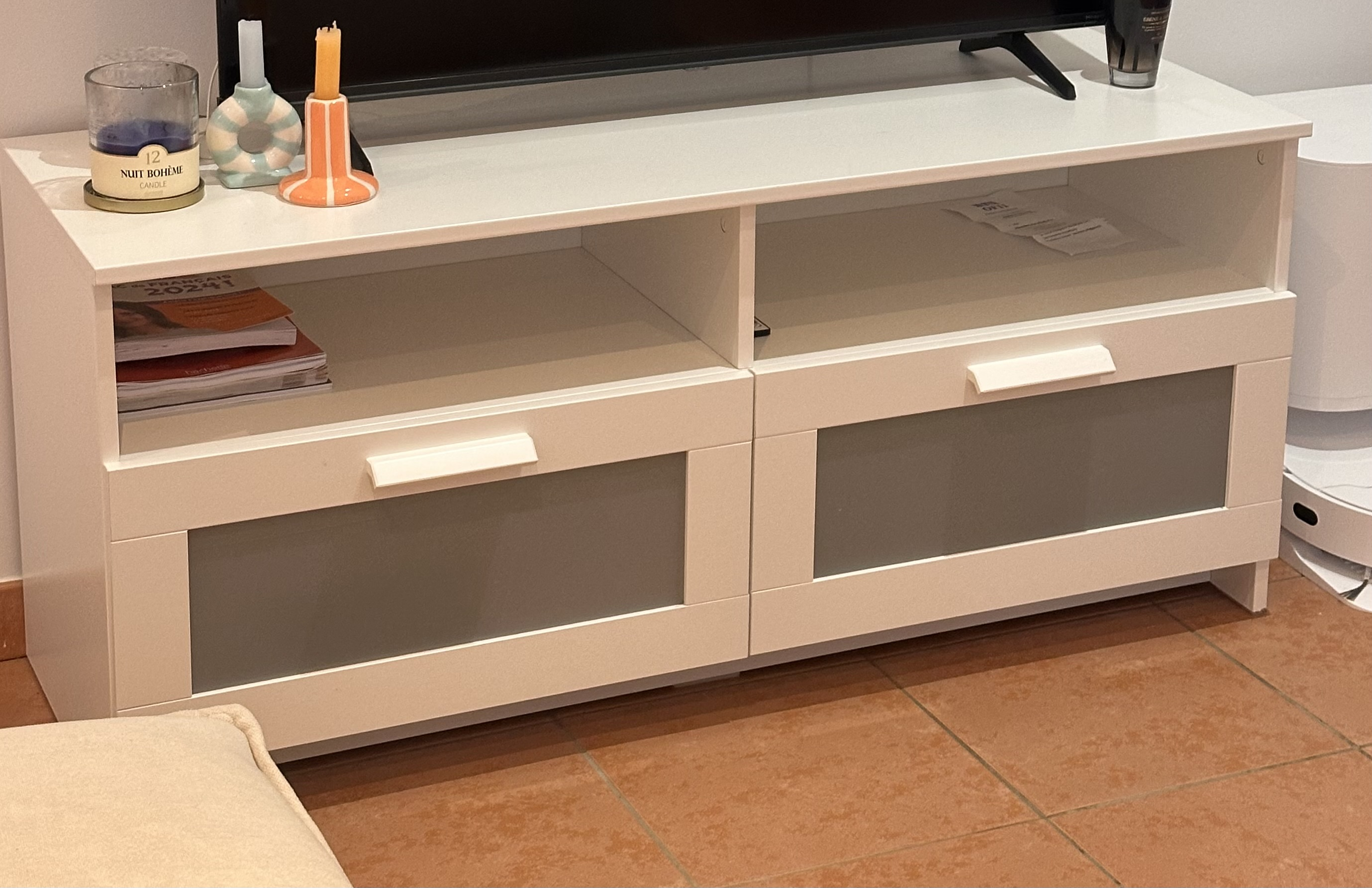 Meuble TV moderne blanc  pour salon. IKEA