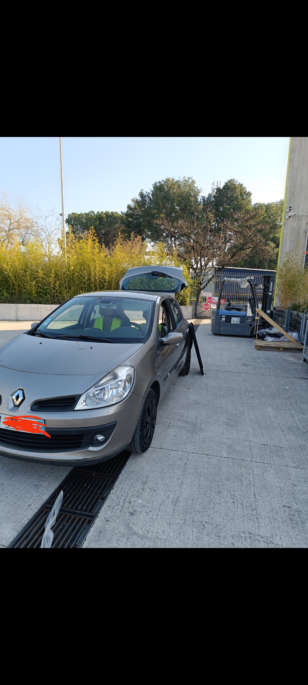 Clio 3 diesel en bon état, juste portiere arriere droite un peu abîmé mais rien de grave, année 2008