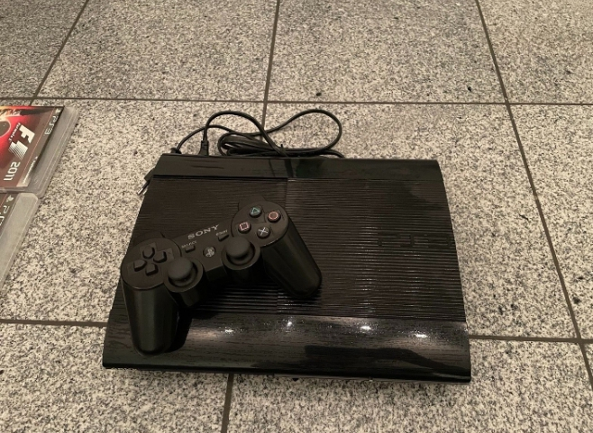 PS3 etat neuf avec câble de liaison