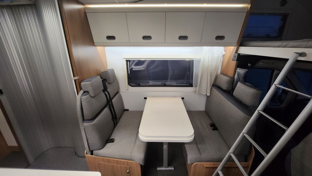 Camping-car fantastique avec de bonnes solutions et jusqu'à 6 lits et
sièges.