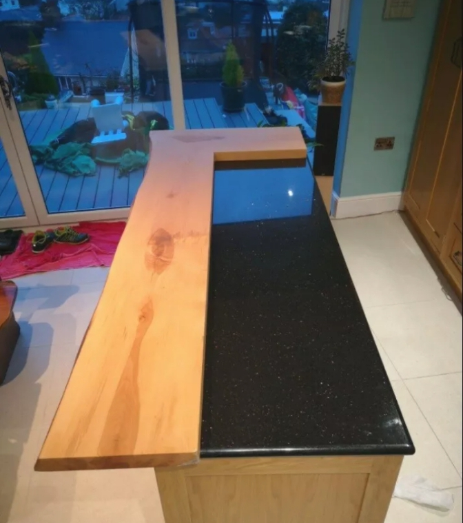Plan de travail de cuisine sur mesure - live edge solidwood