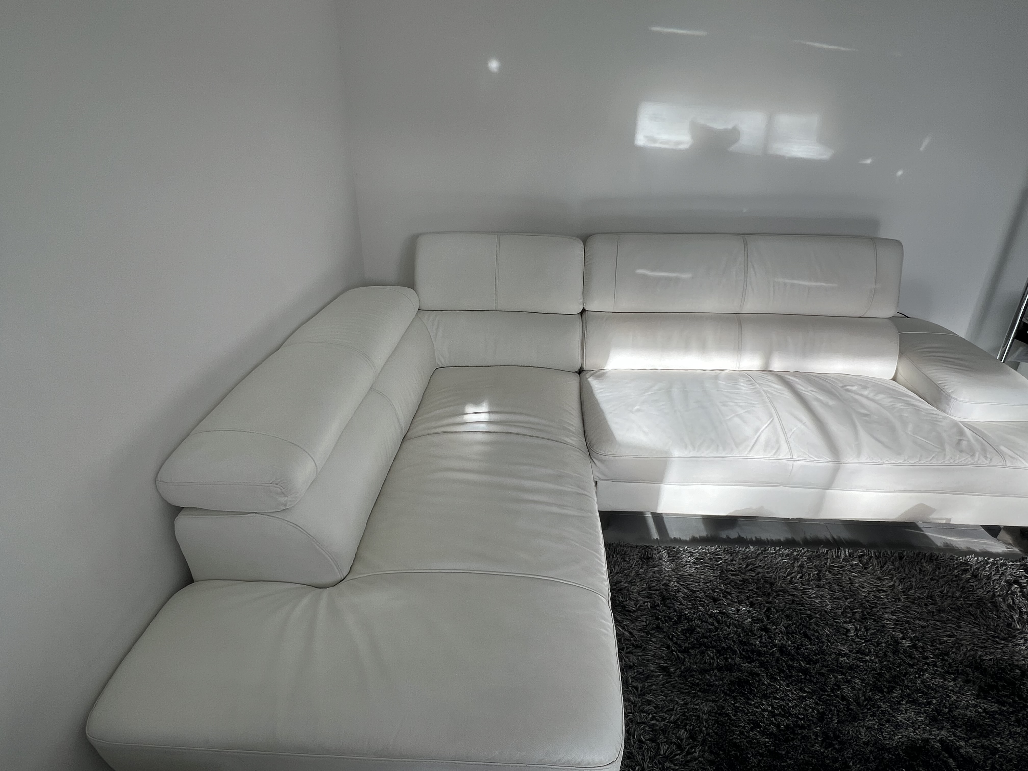 Canapé blanc en cuir