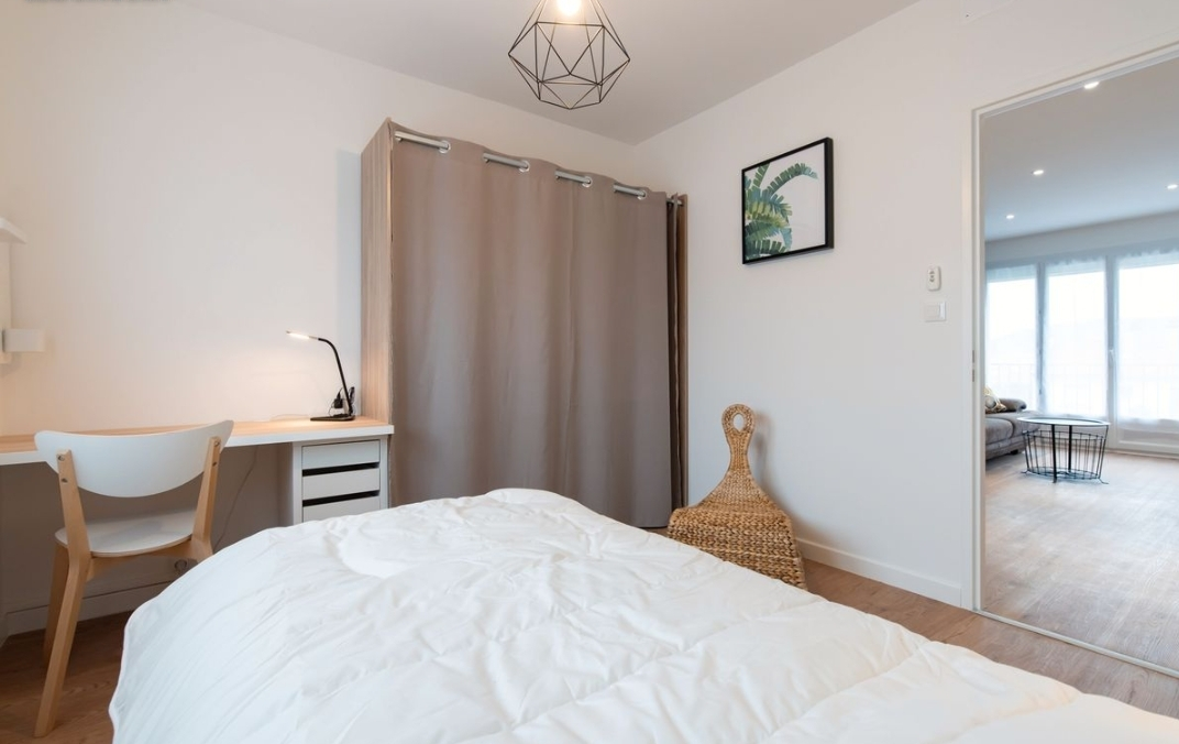 Chambre équipée avec salle d'eau privée