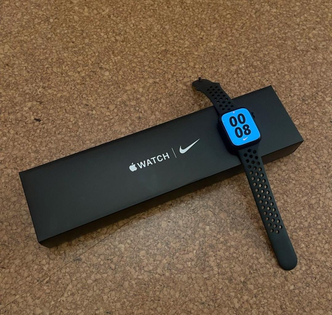 Apple Watch Nike Series 7 avec écran 45 mm et version LTE dans la couleur minuit (Midnight).