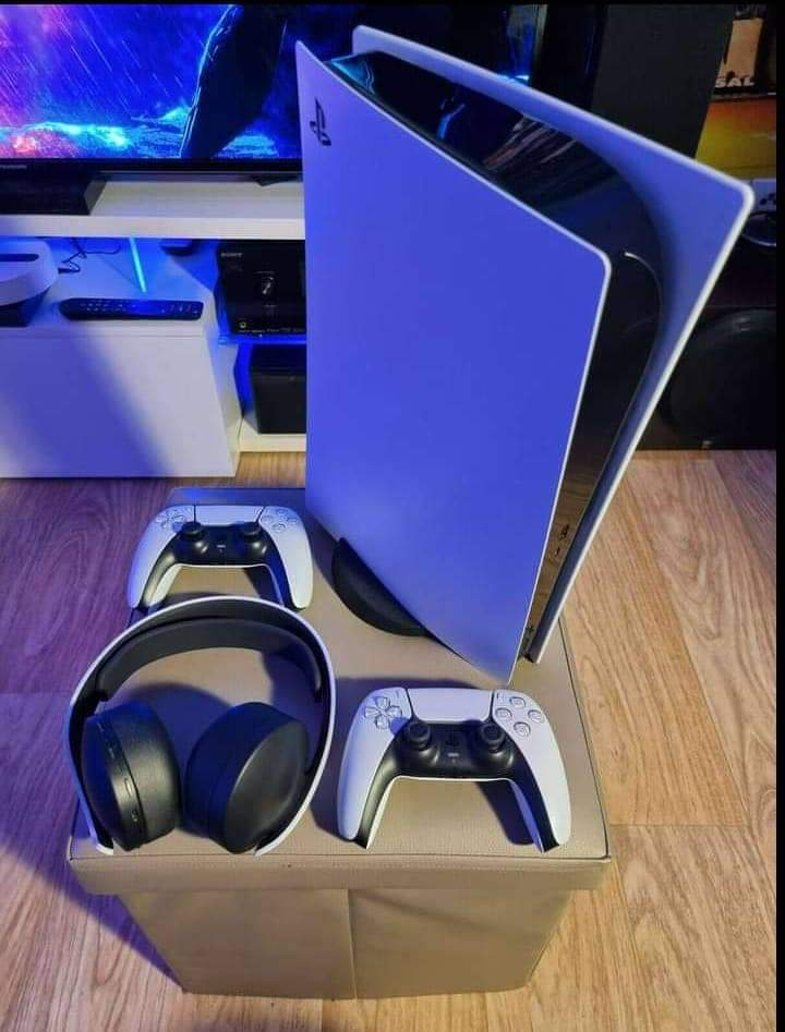 Je mets en vente ma Ps5 avec 3 jeux et quatre manettes.