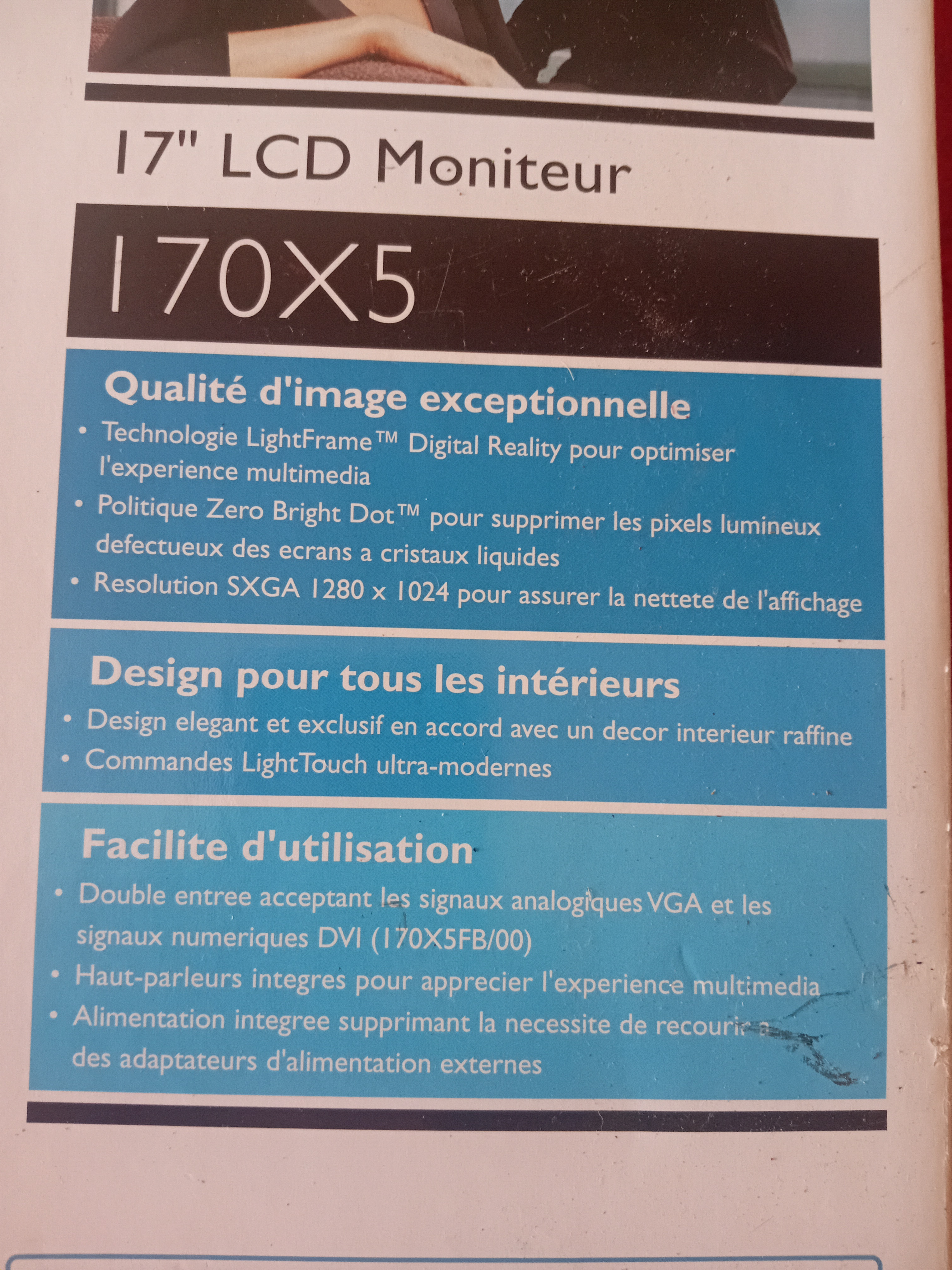 Moniteur LCD 17 pouces avec pied, très peu servi