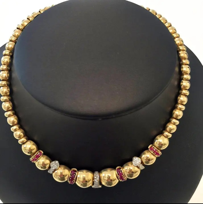 Collier Trea en or 18 carats, diamants et rubis.