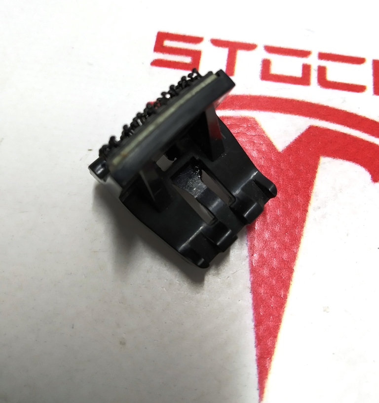 Bouton de fixation pour ouvrir le couvercle du coffre Tesla  1013417-00-B