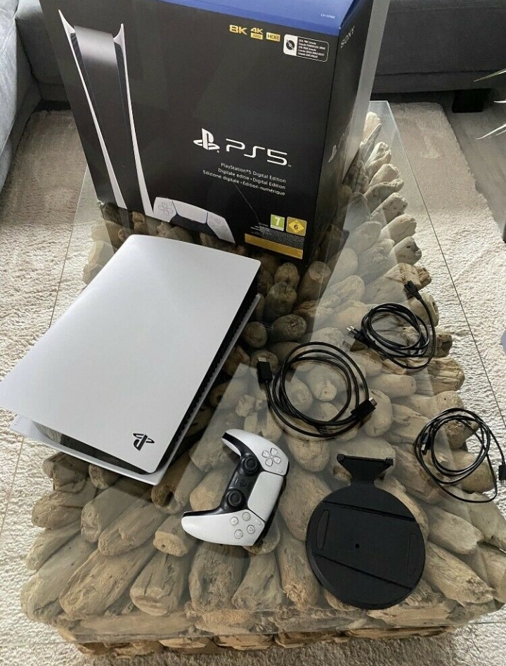 PlayStation 5 Digital avec 2 manettes et jeux