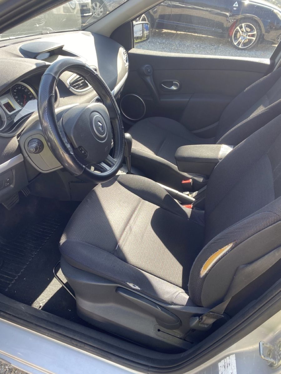 Cette Renault clio est à vendre