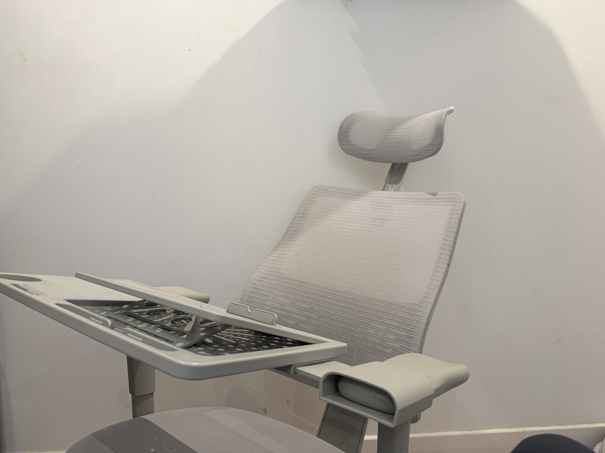 Chaise ergonomique premium pour bureau, télétravail et gaming avec support ordinateur intégré