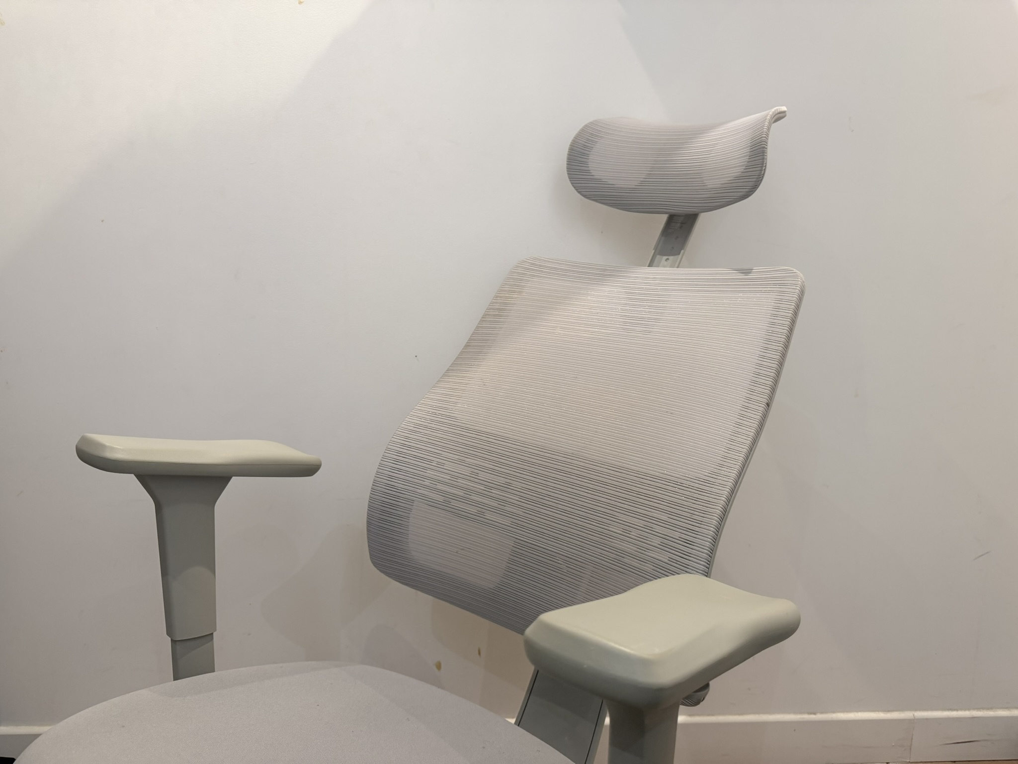 Chaise ergonomique premium pour bureau, télétravail et gaming avec support ordinateur intégré - Miniature 2