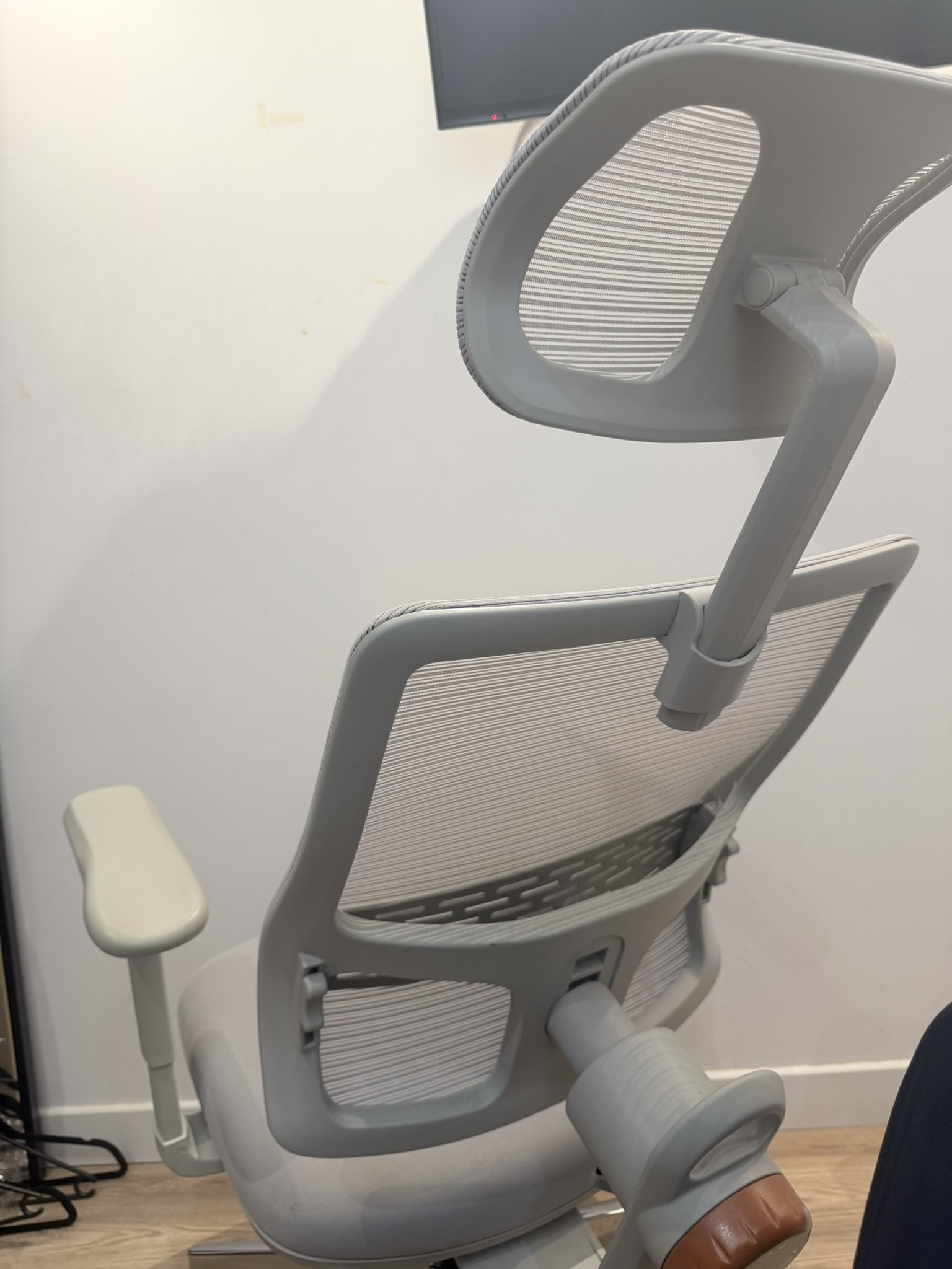 Chaise ergonomique premium pour bureau, télétravail et gaming avec support ordinateur intégré - Photo 1