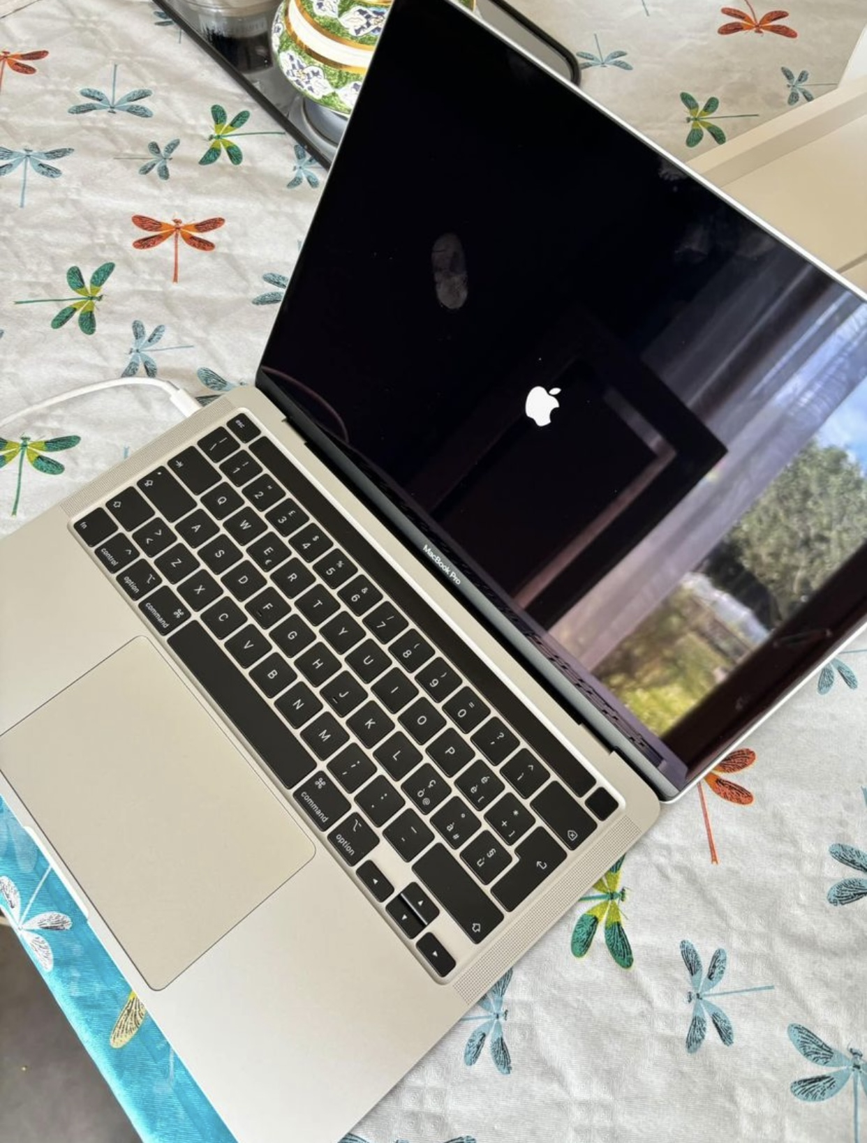 MacBook Pro 2020 i5 16/1000go Qwerty comme neuf - Miniature 3
