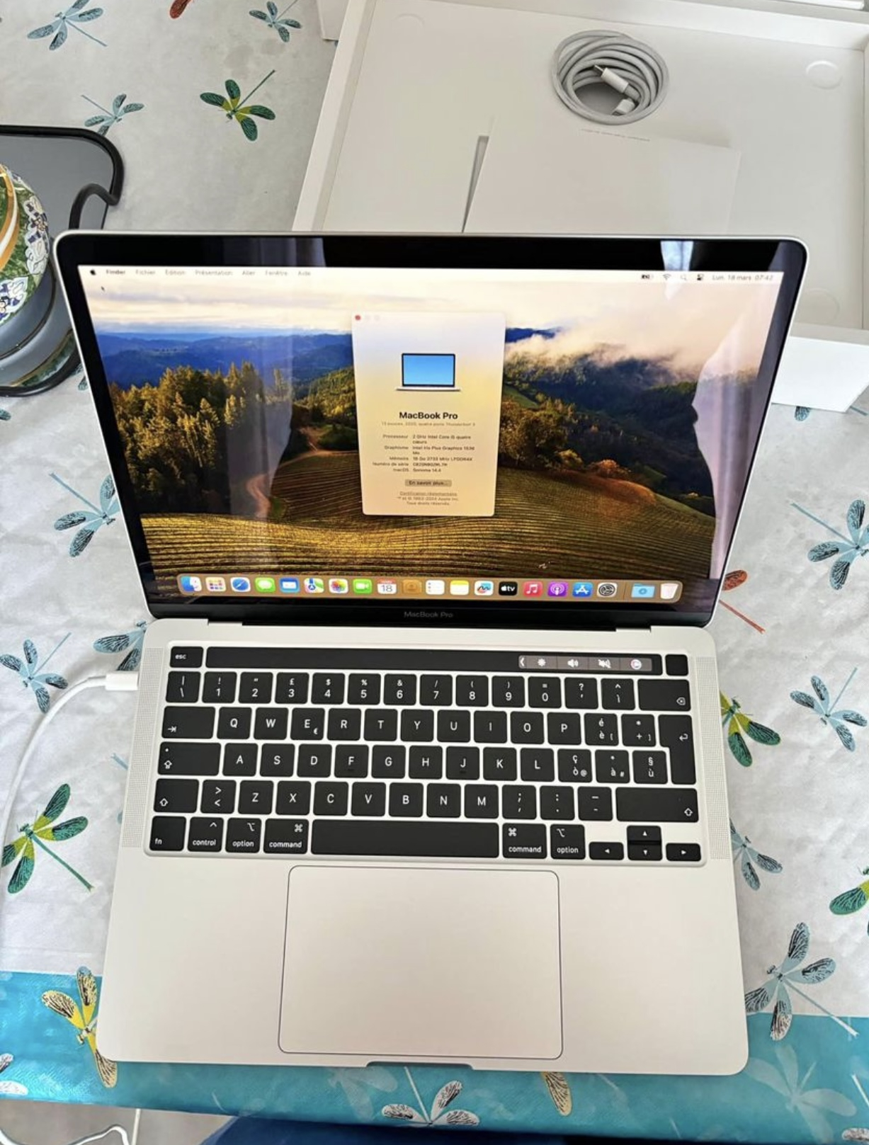 MacBook Pro 2020 i5 16/1000go Qwerty comme neuf - Miniature 4