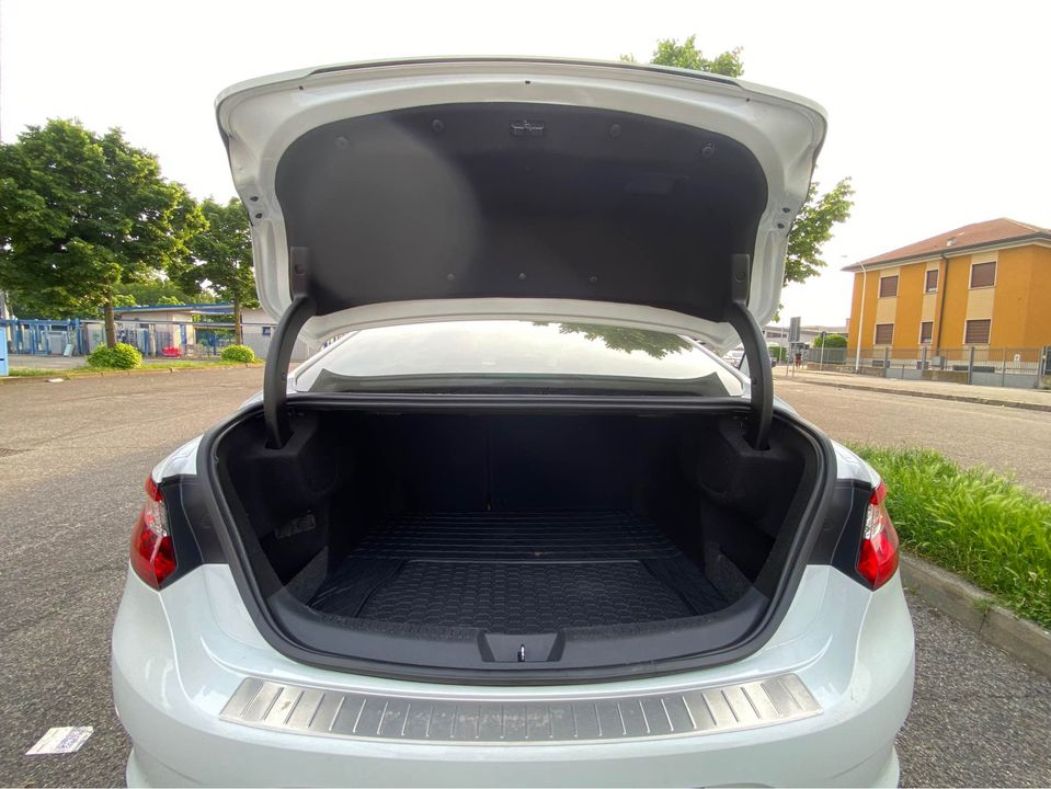 Une belle voiture de sport et pour la famille - Photo 1