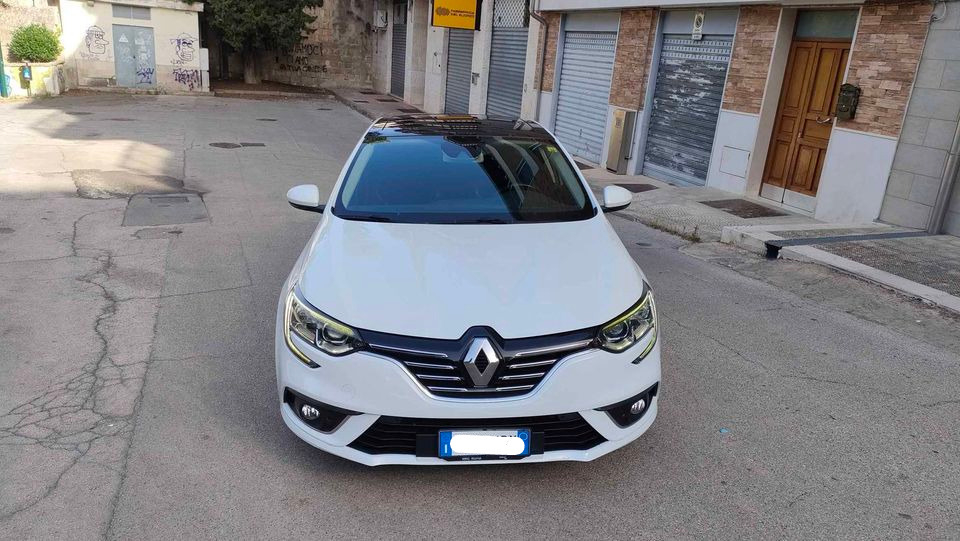 Une belle voiture de sport et pour la famille - Miniature 5