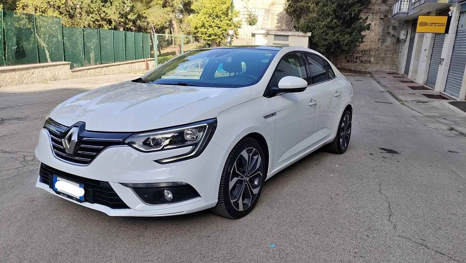 Une belle voiture de sport et pour la famille