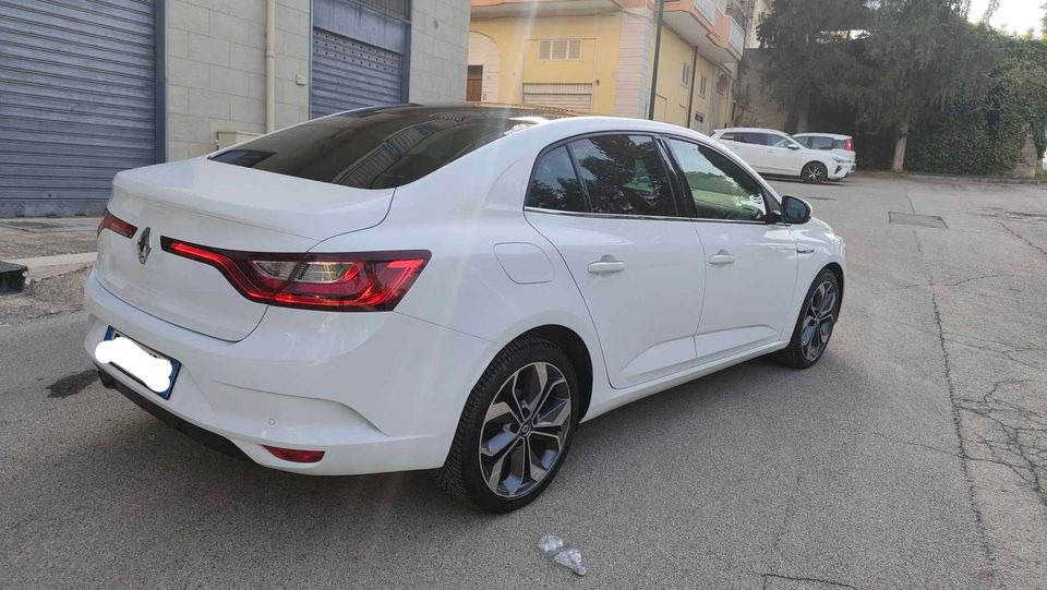 Une belle voiture de sport et pour la famille - Miniature 4