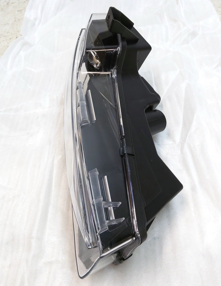 Feu antibrouillard droit ECE UP-LEVEL NEW analogique Tesla modèle 3  1624798-00-B AE