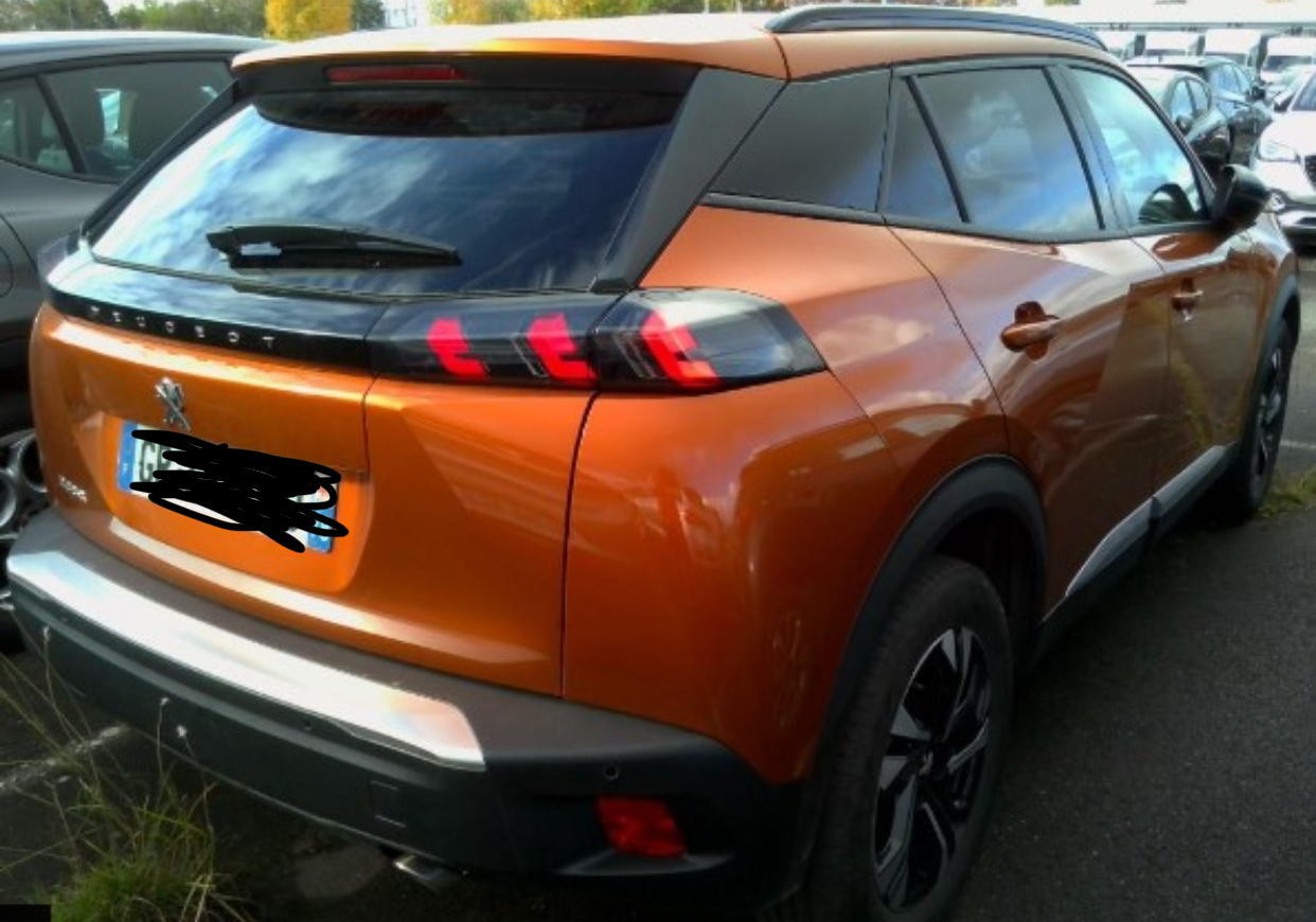 Voiture en parfait état avec revision faite pour la vente PEUGEOT
2008 ALLURE
