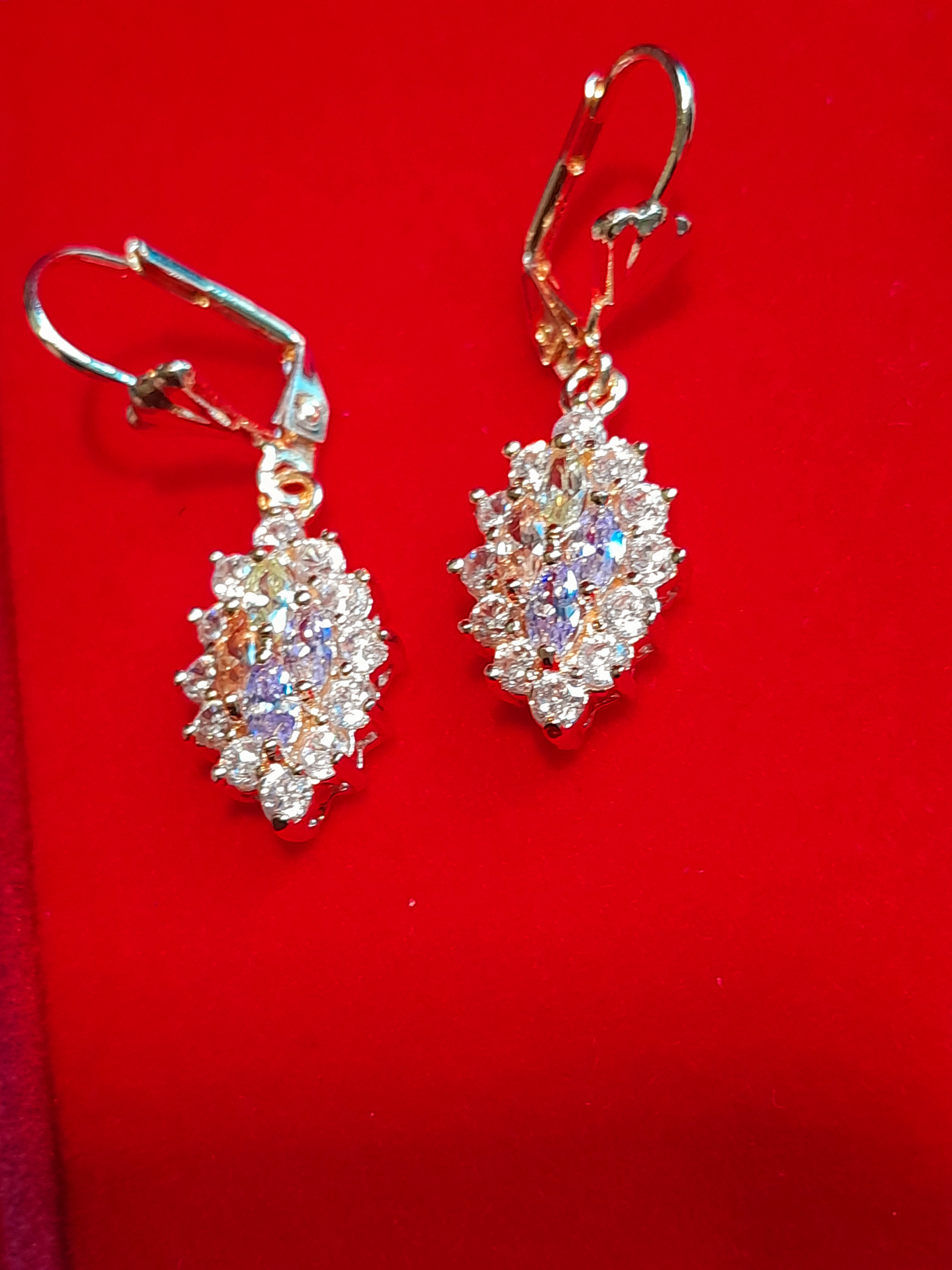 Bijoux plaque or boucles d'oreilles neuves avec leur écrin en velours